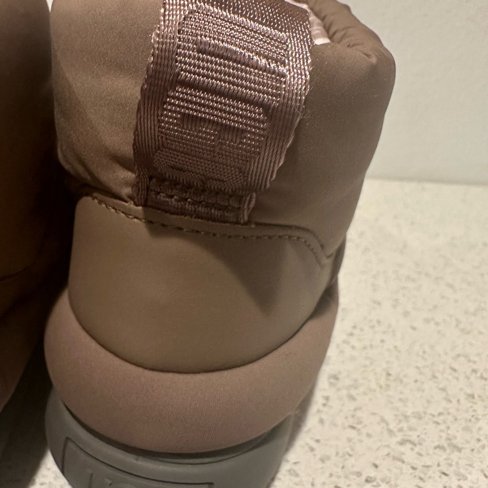 UGG - Picture 5 of 10